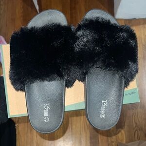 Rouge Helium Women's Black Plush Slippers